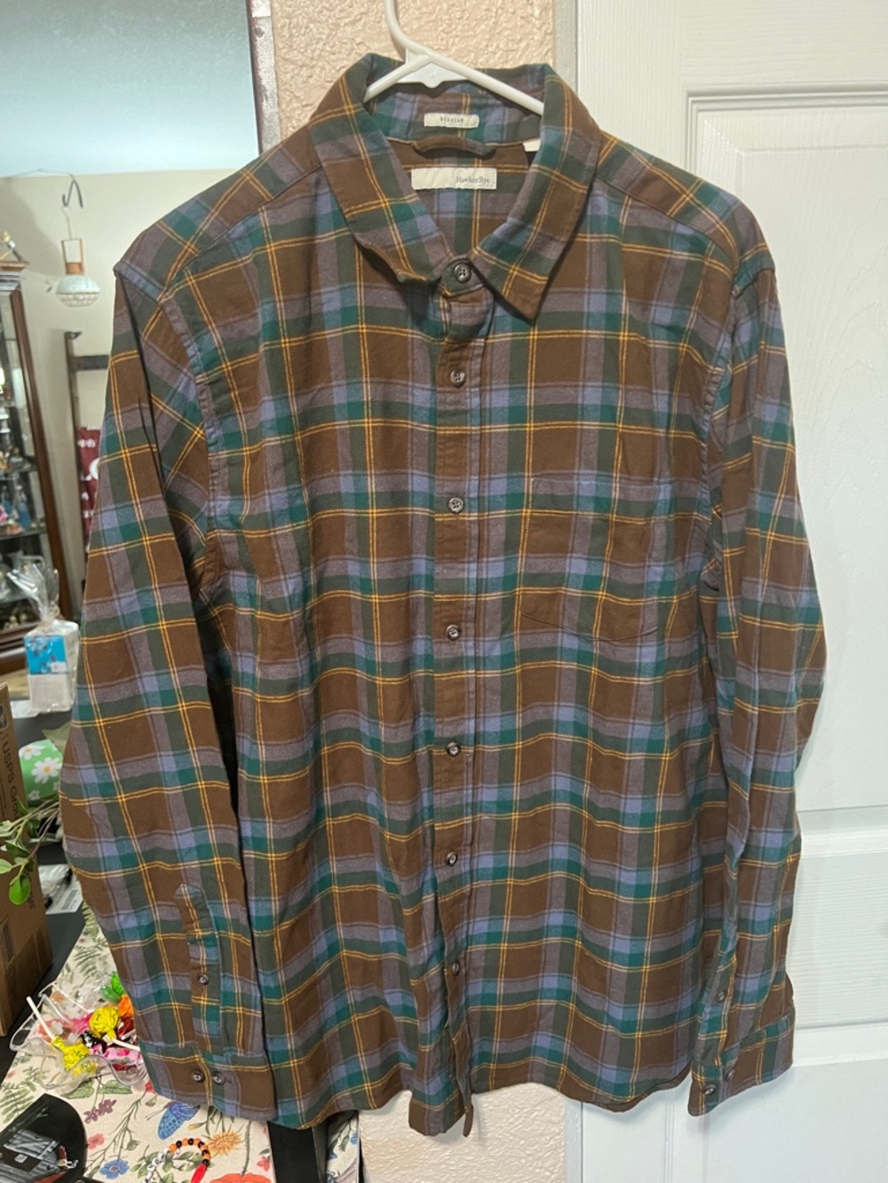 NWT large Men's Brown Plaid Button-Up Shirt - Classic Casual